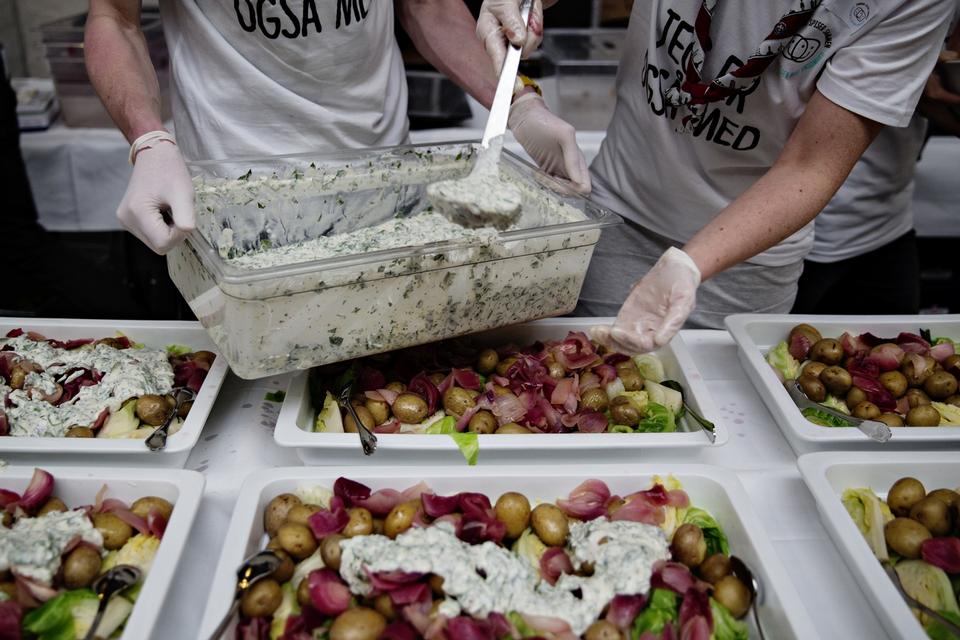 Koordinering. Der skal laves meget mad til de cirka 500 personer, og de frivillige hjælper med at anrette og servere maden. 