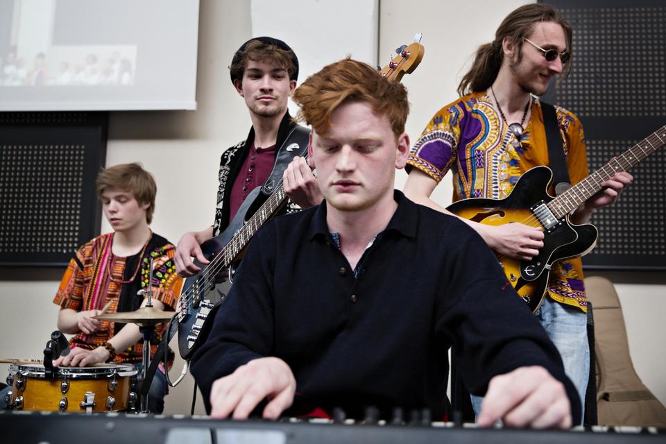Det' jazz. Orkesteret er fra Den Rytmiske Højskole og spiller mens gæsterne myldrer ind i den store hal på Nørrebro. 