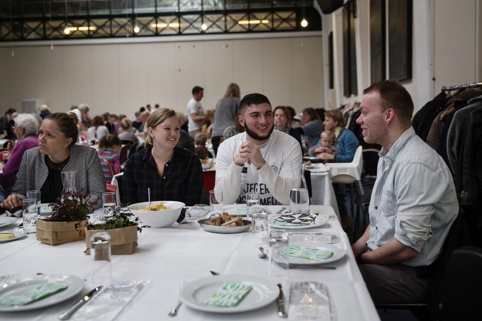 Bordvenner. Ved siden af Daniel Evensen (th) sidder Yasin, som er en af de cirka 100 frivillige, der hjælper med at få afviklet bespisningen af de cirka 500 mennesker i Nørrebrohallen. Ved siden af ham sidder Nina Jurs, som er Daniels kontaktperson. 