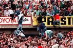 KLEMT. Desperate foldboldtilskuere forsøger at komme væk fra en af de overfyldte tribuner under kampen i 1989. 
