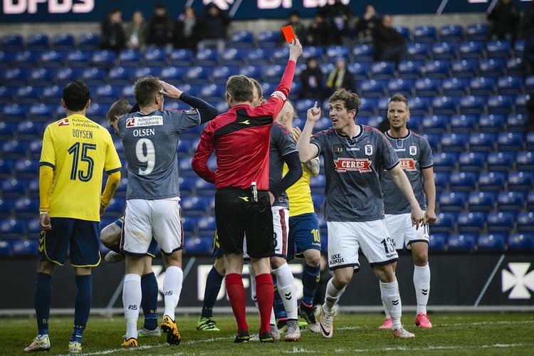 udvisning. AGF's Morten 'Duncan' Rasmussen får det røde kort i opgøret mod Brøndby. 