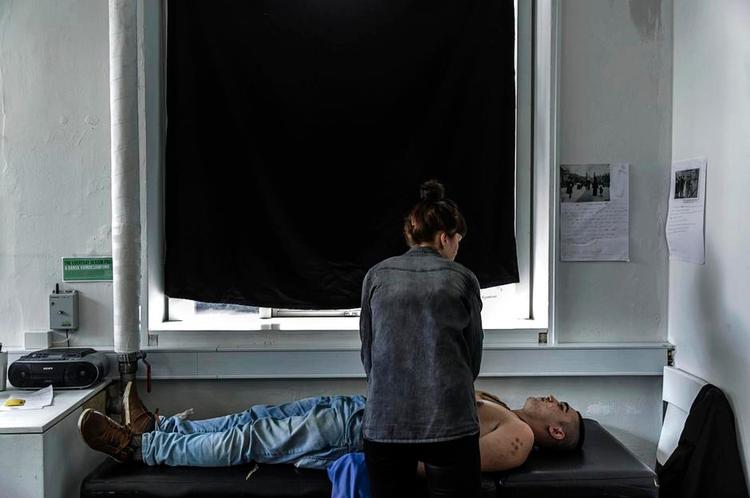 Lægetjek. Lægen Anne Roslev bukh undersøger her den 19-årige iranske kurder Naser Hamid, som har problemer med vejrtrækningen. Han får noget astmamedicin og en opfordring til at holde op med at ryge. 