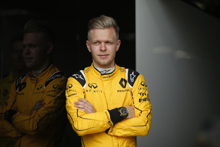 Bænken. Kevin Magnussen bliver afløst af en pengestærk russer i første frie træning i Sotji. 