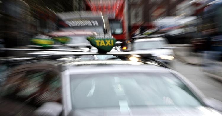 Konkurrence. Taxaselskaberne har problemer med at holde på kunderne, efter Ubers indtog på det danske marked. 