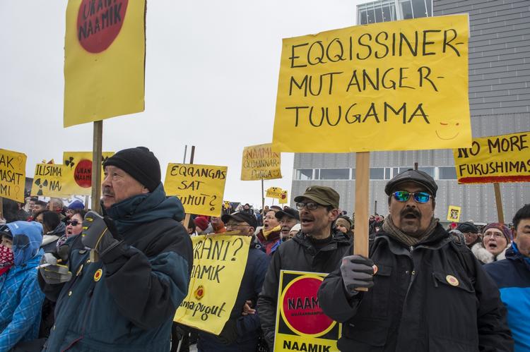 naamik! Med skilte som 'Urani? Naamik!' - 'Uran? Nej tak' - blev der tidligere på måneden afholdt demonstrationer i ni grønlandske byer; her er det i Nuuk. 