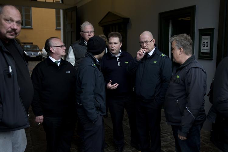 FREMMØDE. Taxa-chauffører, vognmænd og andre fra branchen var mødt talstærkt frem ved dagens retssag mod seks Uber-chauffører. De oplever, at de mister deres kunder til den verdensomspændende kørselstjeneste. 