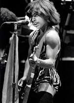 WOW. Prince tog vildskaben fra normbrydere som Little Richard og Sly Stone et skridt videre, da han i 1980 optrådte kun iklædt små zebrastribede trusser, en matchende overdel og sorte damestrømper, der nåede op til midt på låret. 