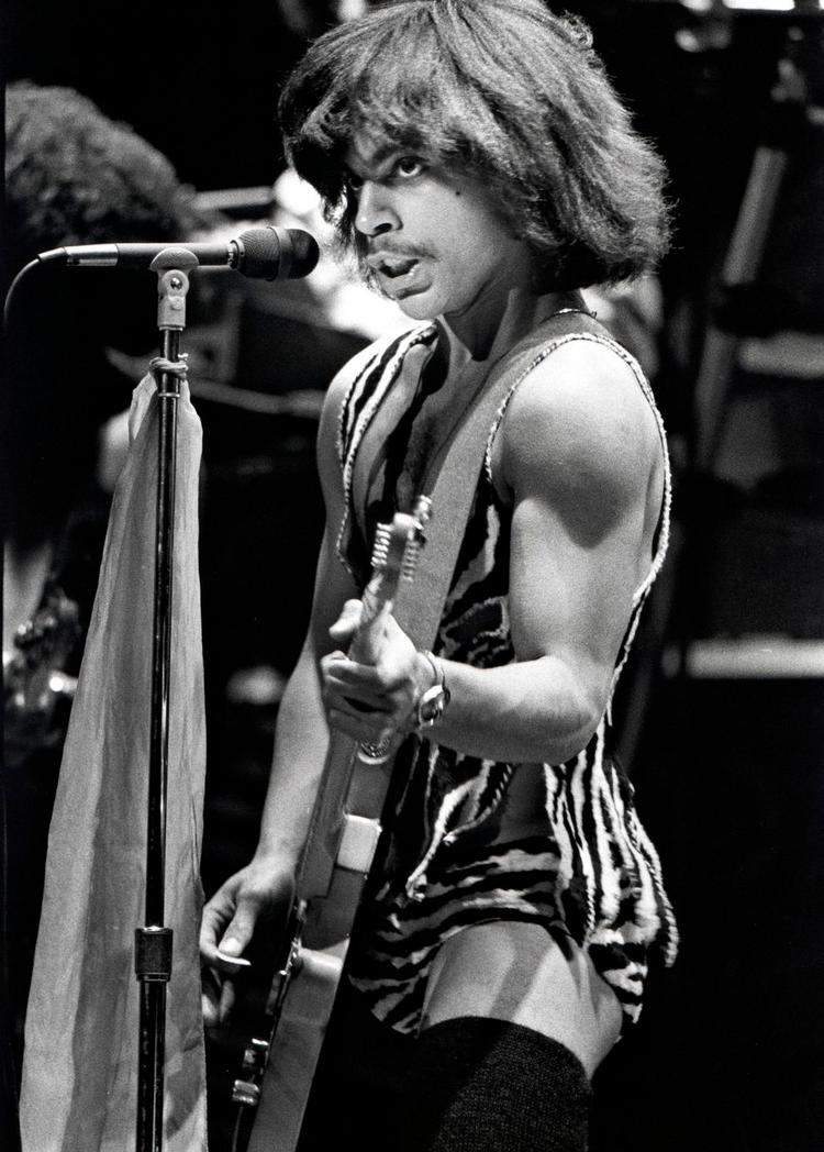 WOW. Prince tog vildskaben fra normbrydere som Little Richard og Sly Stone et skridt videre, da han i 1980 optrådte kun iklædt små zebrastribede trusser, en matchende overdel og sorte damestrømper, der nåede op til midt på låret. 