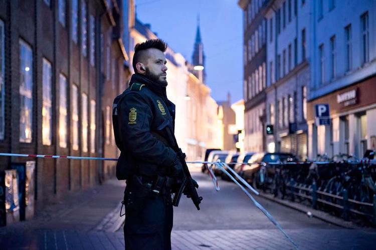 bevogtning. Politibetjent bevogter hjørnet ved Krystalgade efter drabetpå vagtmanden Dan Uzan. 