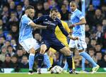 Duel. Gareth Bale (i midten) i færd emd at afdrible Nicolas Otamendi. 