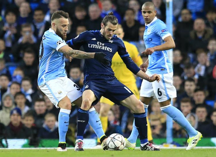 Duel. Gareth Bale (i midten) i færd emd at afdrible Nicolas Otamendi. 