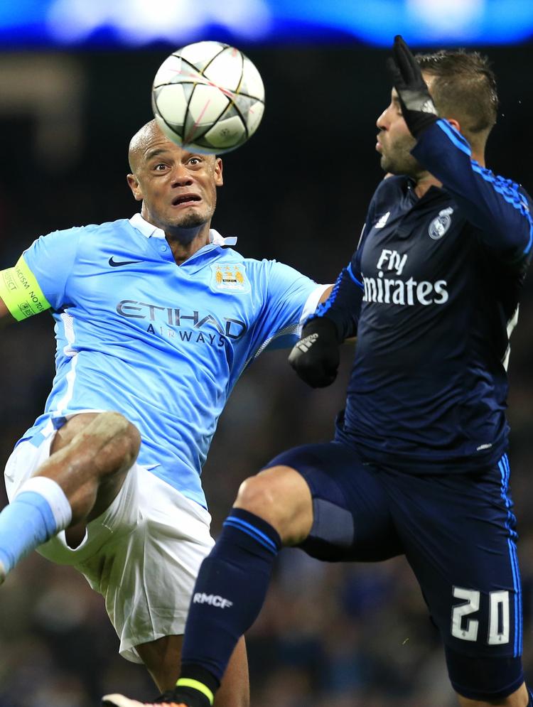 Anfører. Vincent Kompany (tv) og City kan skrive klubhistorie om en uge. 