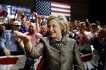Kampklar. Normalt går Hillary Clinton på scenen til 'Fight Song'. I aften stod den på 'Eye of the Tiger'. 