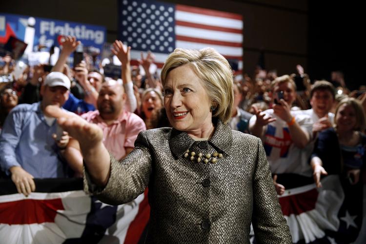 Kampklar. Normalt går Hillary Clinton på scenen til 'Fight Song'. I aften stod den på 'Eye of the Tiger'. 