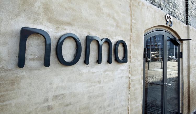 Dyrt. Det koster mange penge at spise på Noma - og også mange penge, hvis ikke man dukker op. 