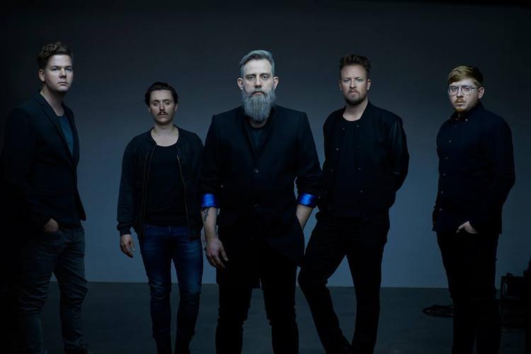 Inderlighed. The Eclectic Moniker (med forsanger Frederik Vedersø i midten) turnerer i øjeblikket rundt i Danmark. Deres koncert forleden på Posten i Odense blev anmeldt til 5 stjerner i Gaffa. 