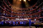 Flere medarbejdere på Den Kongelige Opera oplever mobning. Her er det publikum, der varmer op til sang i anledning af Sagens Dag. 