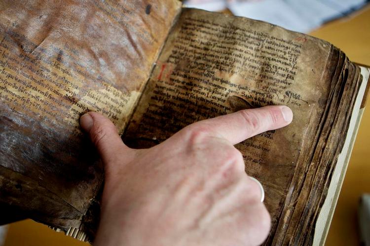 BEVARET. Sagaerne er oversat fra gamle middelalderhåndskrifter. Blandt andre Hauksbok fra 1300-tallet, der er opbevaret hos Nordisk Forskningsinstitut på Københavns Universitet. 