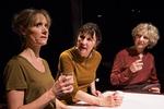 Klichéfrit. To nye dramatikere, Rikke Wölck og Kaspar Colling Nielsen, dukker ned i hver sit ekstrem: kvindernes følelsesliv i 'Tilgiv mig' (billede) versus mandeverdenens arbejdsræs i 'Sidst på dagen...', men uden at havne i kønsstereotype klicheer. 