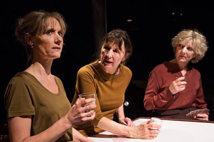 Klichéfrit. To nye dramatikere, Rikke Wölck og Kaspar Colling Nielsen, dukker ned i hver sit ekstrem: kvindernes følelsesliv i 'Tilgiv mig' (billede) versus mandeverdenens arbejdsræs i 'Sidst på dagen...', men uden at havne i kønsstereotype klicheer. 