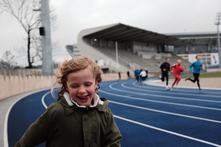 Nu. Alice på Østerbro Stadion med vind i håret og tungen ud af munden. 