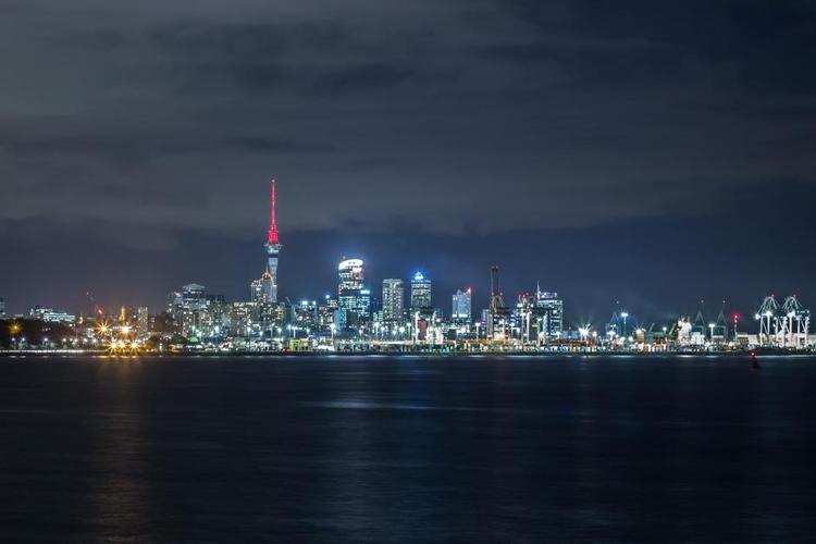 SKYLINE. Tag på en kajaktur i solnedgangen, og få på tilbageturen synet af de millioner af lys fra Aucklands centrum og omkringliggende forstæder. 