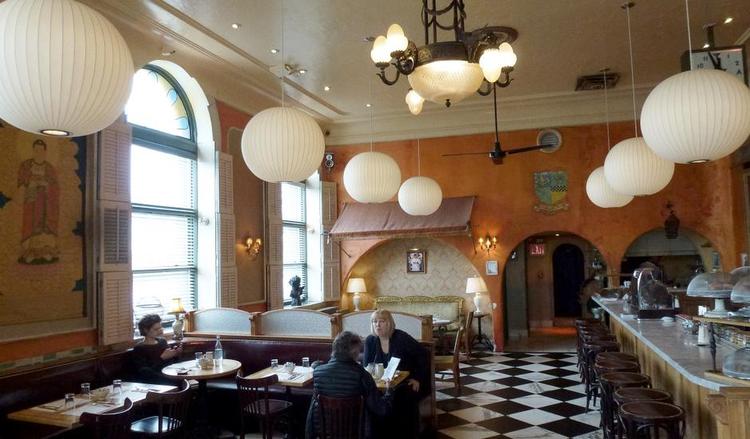 SØMANDSCAFE. På trods af The Janes fortid som sømandshjem serveres der ikke beskøjter i hotellets Cafe Gitane, men både solide og lette retter. Foto: Poul Husted 