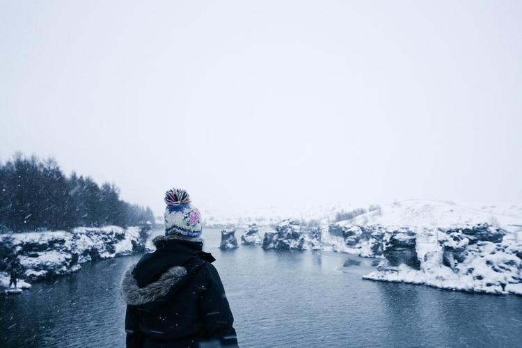 Klippeøer. Det er ved denne sø, seere af 'Games of Thrones'-serien ser de vildes lejr første gang. Fra en fjern tid, længe før strikkede tophuer varmede ørerne. Foto: Inspired by Iceland 