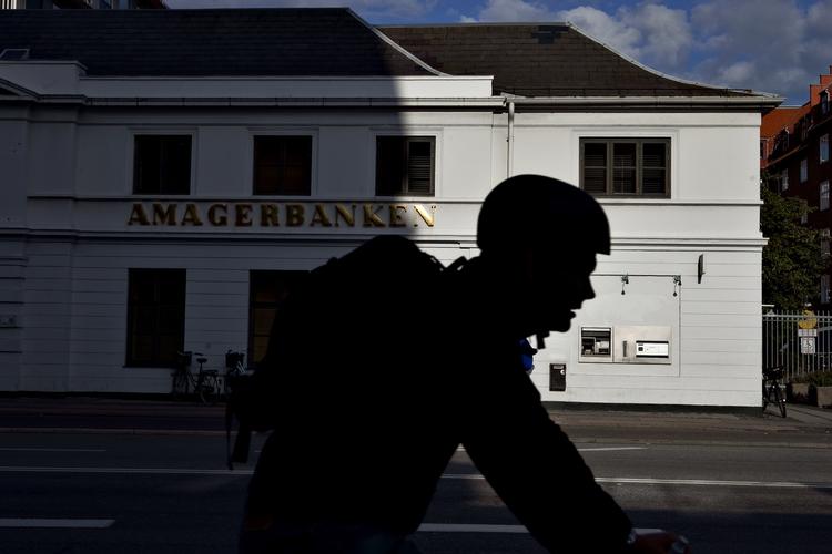 Frifundet. To ansatte er frifundet i en sag om bedrageri i den hedengangne Amagerbanken. Her er det bankens daværende hovedsæde på Amagerbrogade i København. I dag er bygningen overtaget af Banknordik. 