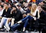 CIVIL. Caroline Wozniacki er i gang med genoptræningen efter sin skade, men endnu er det uden tennisketsjer. Her er hun til basketball i USA. 