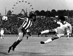 4-0. Gerd 'Der Bomber' Müller (th) var på pletten to gange, da Bayern smadrede Atletico i omkampen. Her ser Heraldo Becerra til, mens Müller header på mål. 