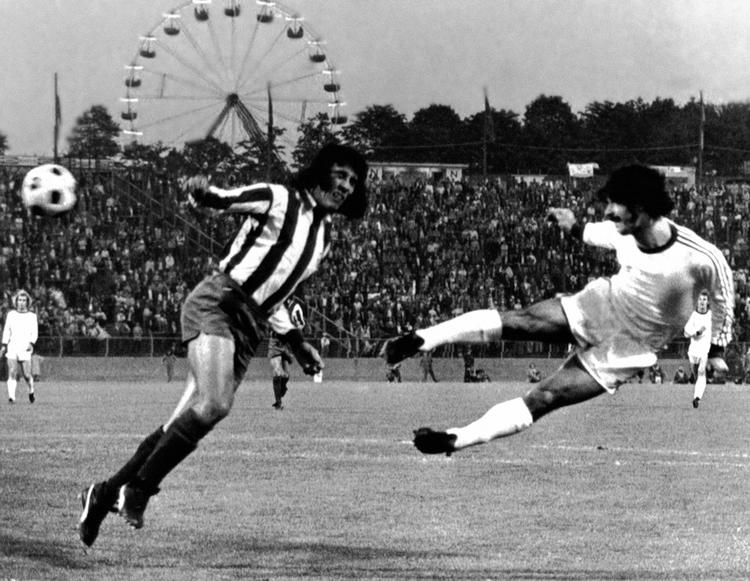 4-0. Gerd 'Der Bomber' Müller (th) var på pletten to gange, da Bayern smadrede Atletico i omkampen. Her ser Heraldo Becerra til, mens Müller header på mål. 