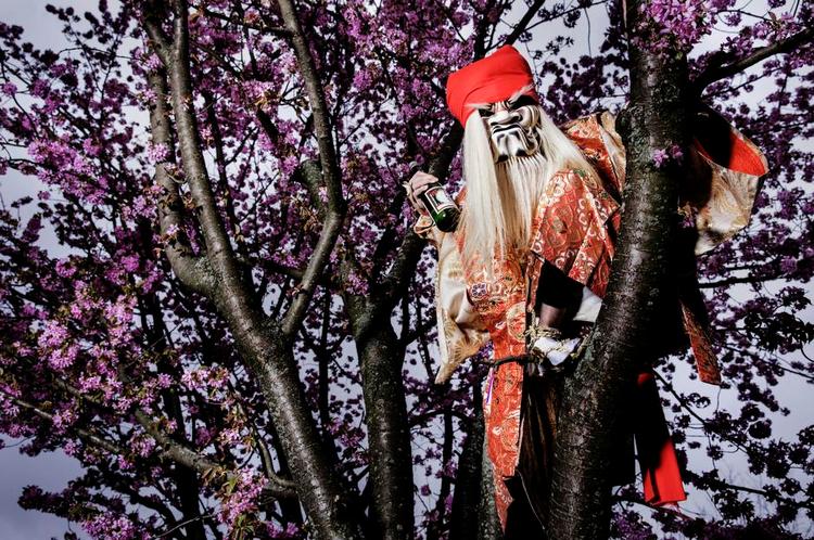 Sammenvokset. Interessen for Japan har formet Frederic Pedersen. »I alt, hvad jeg gør, tager jeg udgangspunkt i Japan, siger han. Her er han iført et traditionelt japansk teaterkostume, kagura. 