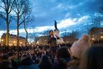 Protest. Talerne skal fatte sig i korthed på Place de la Répiblique. Hver får kun fem minutter, så så mange som muligt kan komme til orde. 