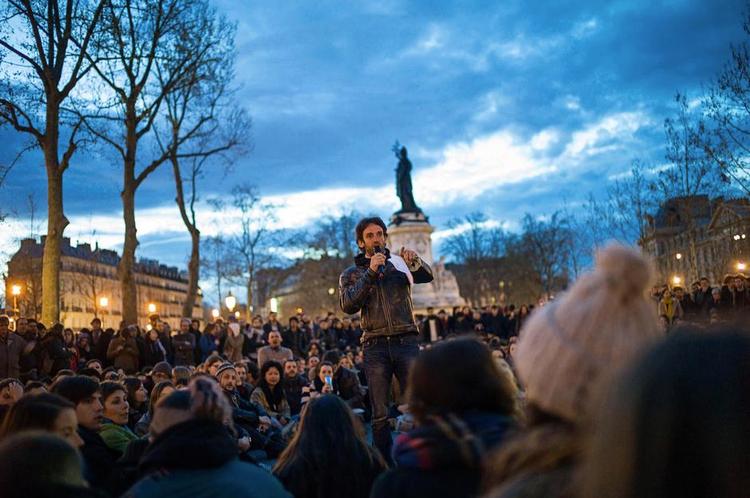 Protest. Talerne skal fatte sig i korthed på Place de la Répiblique. Hver får kun fem minutter, så så mange som muligt kan komme til orde. 