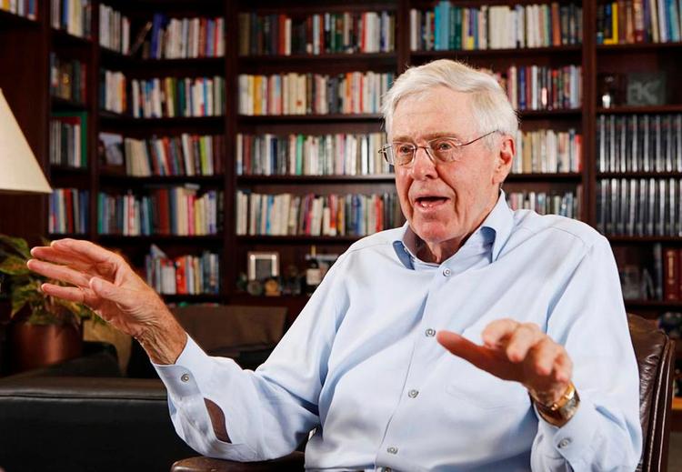 Chok. Den ultrakonservative David Koch chokerede det politiske USA ved at antyde, at demokraten Hilary Clinton ville blive en bedre præsident end de republikanske kandidater Donald Trump og Ted Cruz. 