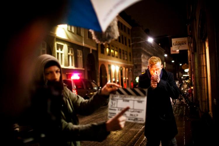 Filmby. Novellefilmen 'En skønne dag' om homomiljøet i København blev i 2011 optaget i Pisserenden, Samtlige butikker og cafeer støttede filmen, der havde et budget på godt 300.000 kr. Her optages slutscenen med Peter Plaugborg i hovedrollen. 