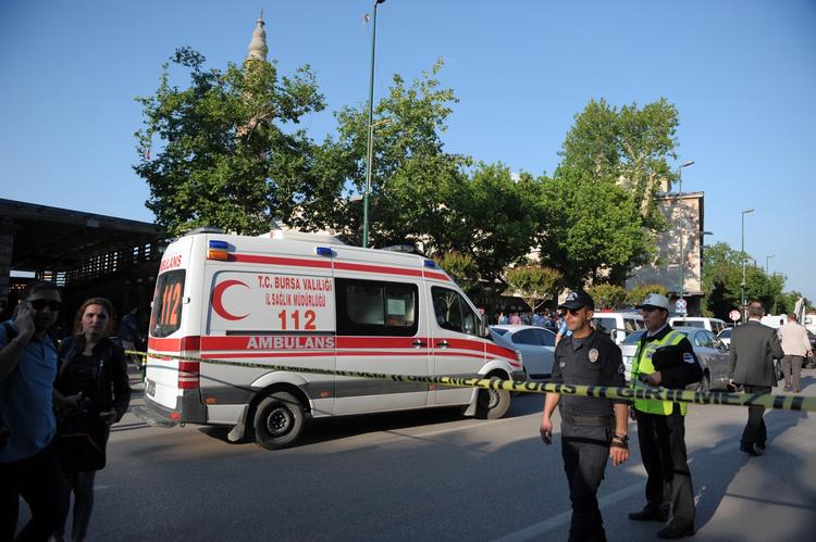 Bombe. Ambulance foran den moske i Bursa i Tyrkiet, der i dag blev ramt af en større eksplosion. 