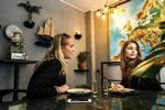 nærende. Der er dømt hip hygge hos Hafnia, hvor der mildest talt er rigeligt på menukortet, portionerne er store og priserne rimelige. Og så er det håndlavet og velsmagende. 