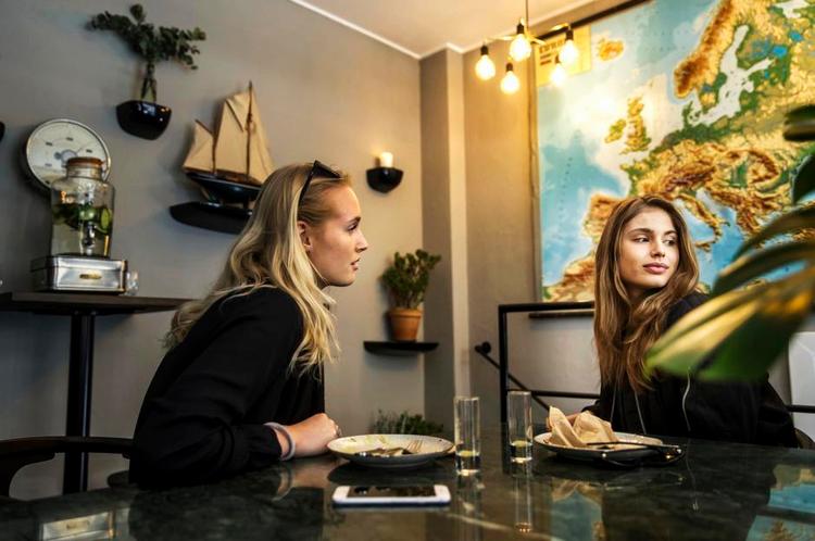 nærende. Der er dømt hip hygge hos Hafnia, hvor der mildest talt er rigeligt på menukortet, portionerne er store og priserne rimelige. Og så er det håndlavet og velsmagende. 