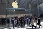 brand. Kunder stod i marts i kø foran en Apple-butik i Tokyo for at erhverve sig den nye iPhone SE. For første gang nogensinde er virksomhedens vækst faldende. 