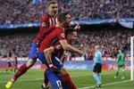 Matchvinder. Saúl Ñíguez fejrer med Koke og  Antoine Griezmann på ryggen. 