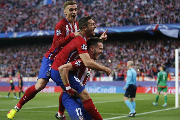 Matchvinder. Saúl Ñíguez fejrer med Koke og  Antoine Griezmann på ryggen. 