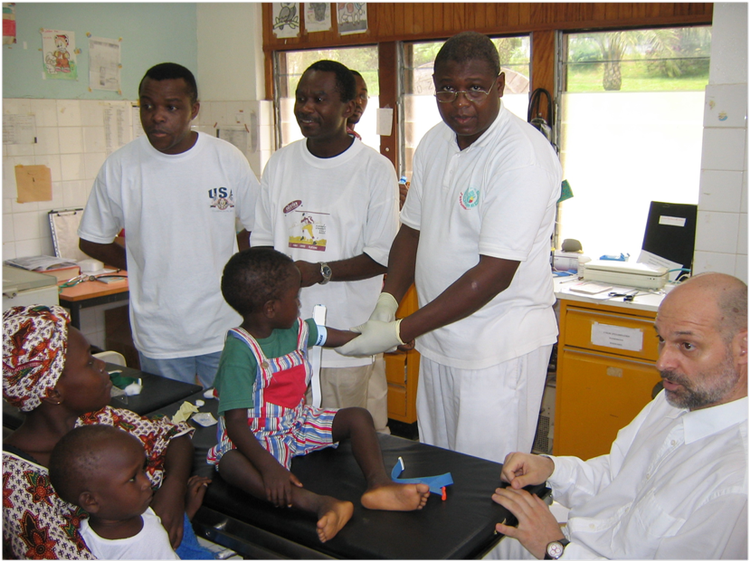Malariavaccine. En lille dreng fra Gabon bliver vaccineret med en malariavaccine, som Statens Serum Institut tester i et klinisk fase 1 forsøg. Måske kan den nye danske opfindelse gøre vaccinen endnu bedre 