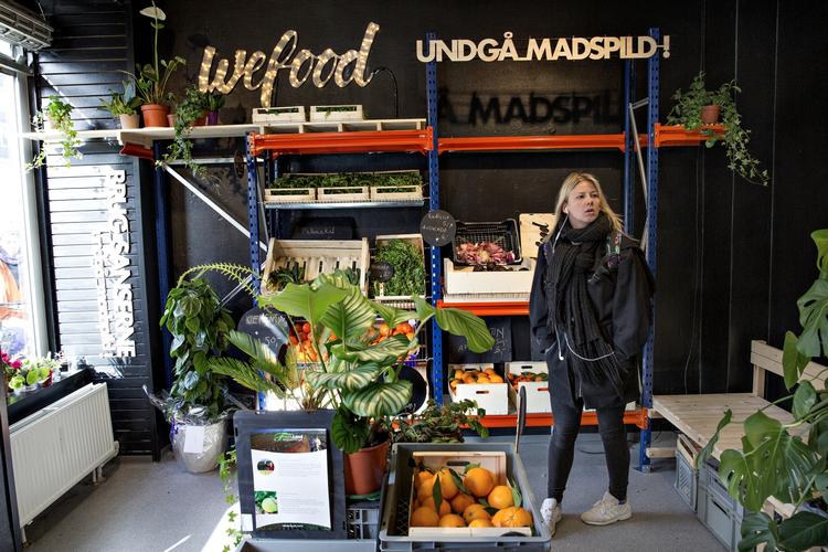 overskud. Nu skal aarhusianerne også have mulighed for at købe varer, der ikke kan sælges i andre butikker og dermed støtte Folkekirkens Nødhjælp og kampen mod madspild. Wefood åbner i Aarhus i 2017. 