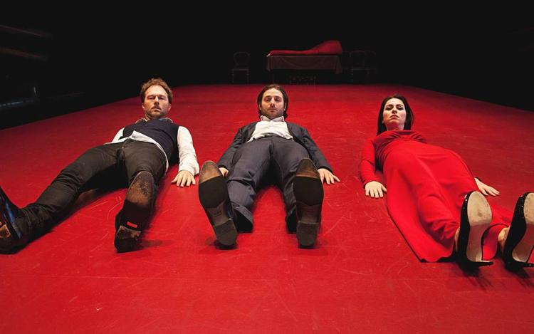 OMTUMLET. Opsætningen af 'The Fool' på Takkelloftet - en hybrid mellem teaterforestilling og koncert - leverer imponerende musiske indslag, men komikken tumler rundt uden fodfæste. PR-foto: Karoline Lieberkind 
