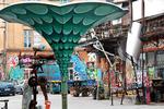 Metelkova blomstrer med street art, spøjse blomsterdekorationer og slagord af mange slags. Om dagen sætter fuglene lydkulissen, om aftenen er det dj’s og liveband, der tager over. 
