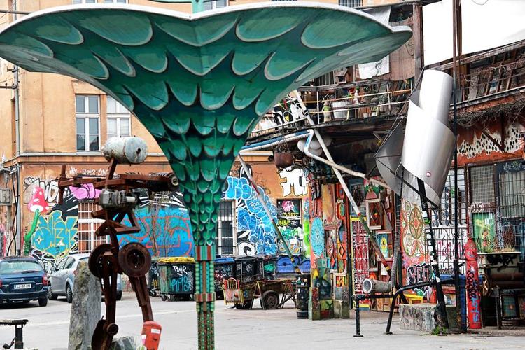 Metelkova blomstrer med street art, spøjse blomsterdekorationer og slagord af mange slags. Om dagen sætter fuglene lydkulissen, om aftenen er det dj’s og liveband, der tager over. 