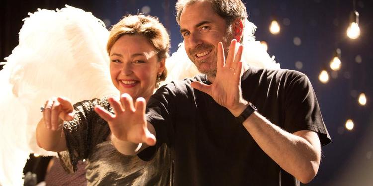 FJERET. Catherine Frot som den rige. men udygtige Marguerite og Xavier Giannoli som hendes instruktør, fotograferet under optagelserne. Fjerene var en scenisk operakonvention fra dengang.Foto: Angel Film 