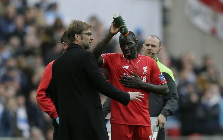 udelukket. Liverpool-træner Jürgen Klopp (tv) havde på forhånd afstået at gøre brug af Mamadou Sakho (th) efter en positiv dopingprøve, men nu har Uefa suspenderet franskmanden, mens sagen kører. 